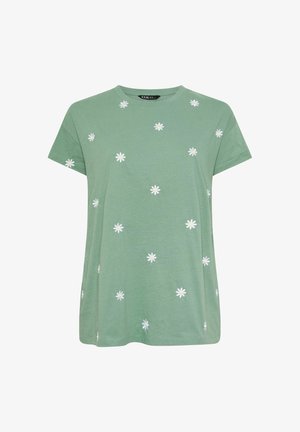 Groen t-shirt met korte mouwen, verspreide witte margrietbloemenprint en een ronde halslijn.