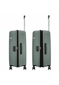 Valise à coque rigide de couleur vert muted, avec des rainures horizontales, une fermeture éclair noire, des poignées doubles et 4 roues pivotantes pour la mobilité.