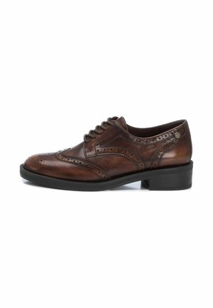 Zapato de vestir de cuero marrón con diseño de punta de ala, detalles perforados, puntera redonda y suela de goma negra. Presenta un cierre clásico con cordones.