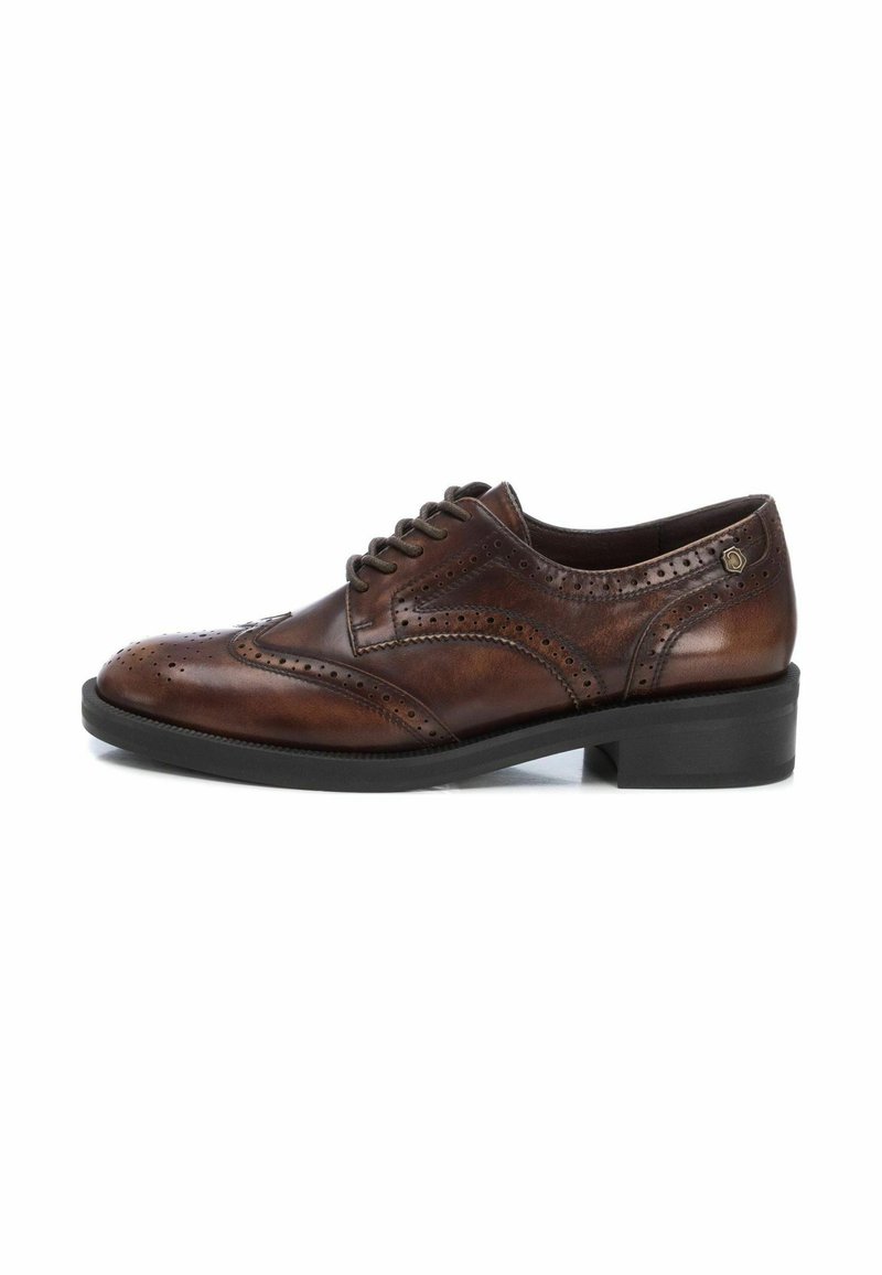 Zapato de vestir de cuero marrón con diseño de punta de ala, detalles perforados, puntera redonda y suela de goma negra. Presenta un cierre clásico con cordones.