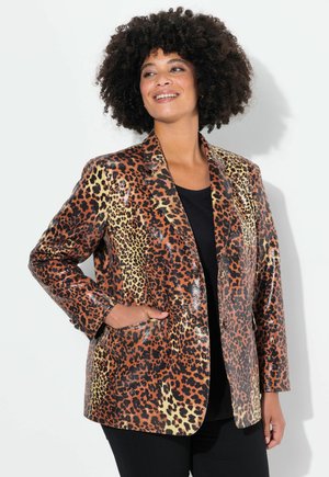Leopard-mønstret blazer med skinnende, glat tekstur; i orange, sort og gul nuancer; har en enkelt knap og forlommer.