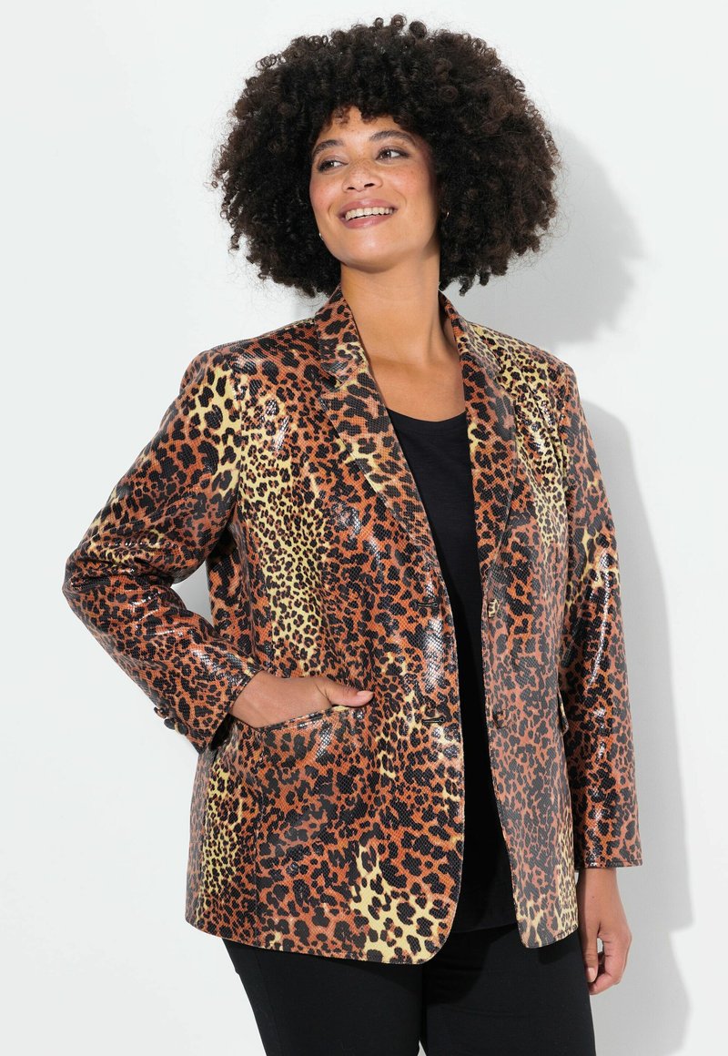 Leopardmönstrad kavaj med glänsande, slät textur; orange, svart och gula nyanser; har en enkel knapp och framfickor.