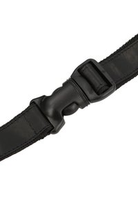 Cintura nera in nylon con fibbia in plastica. La cinghia presenta una texture liscia e cuciture rinforzate vicino alla fibbia per garantire durata.