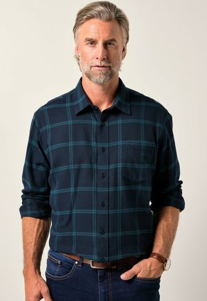 Donkerblauw geruit overhemd voor heren met turquoise lijnen, lange mouwen, een borstzak en een klassieke kraag. Gepaard met blauwe jeans.