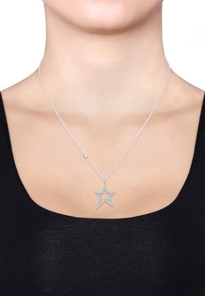 Silberne Halskette mit einem Sternanhänger, der ein funkelndes Design aufweist. Die Kette ist zart und hat einen kleineren Sternelement nahe dem Verschluss.
