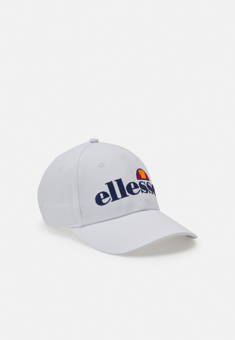 Gorra blanca de béisbol hecha de algodón, con visera curva y logo bordado de "ellesse" en azul marino con un detalle de medio sol de color.