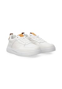 Weiße Leder-Sneaker mit perforierter Zehenpartie, dickem Gummisohle und braunen Akzenten an Ferse und Zunge. Mit flachen Schnürsenkeln für einen sicheren Sitz.