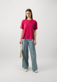 KARL LAGERFELD LOGO TAPE - Apdrukāts T-krekls - persian red