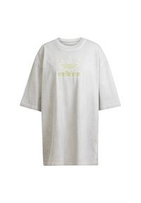 Gaiši pelēks pārmērīgi liels kokvilnas T-krekls ar īsām piedurknēm. Priekšpusē ir tonāls izšūts Adidas logo dzeltenzaļā krāsā.