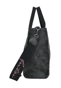 Sac à main noir texturé avec un motif tissé. Dispose d'une sangle noire contrastante avec des lettres roses et d'un accessoire en métal.