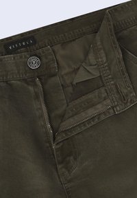 Spodnie w oliwkowo-zielonym kolorze wykonane z bawełny, z zamkiem błyskawicznym, zapięciem na guzik oraz metką marki Vistula. Posiadają przeszycia w tonacji oraz kieszenie.