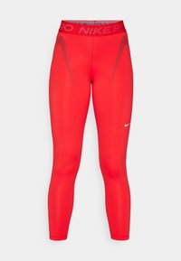 Rode performance leggings met een aansluitend ontwerp, voorzien van een textuurband en zwarte accentlijnen langs de benen. Nike-logo weergegeven.