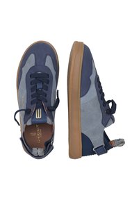 Chaussures en suède bleu et gris texturé avec semelles en caoutchouc. Présentent un bout rond, un laçage sur le dessus et un détail en boucle au niveau du talon.