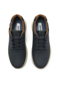 Sneakers in pelle blu scuro con dettagli marroni, punta rotonda, design con lacci e suole beige. L'interno presenta una fodera in tessuto blu.