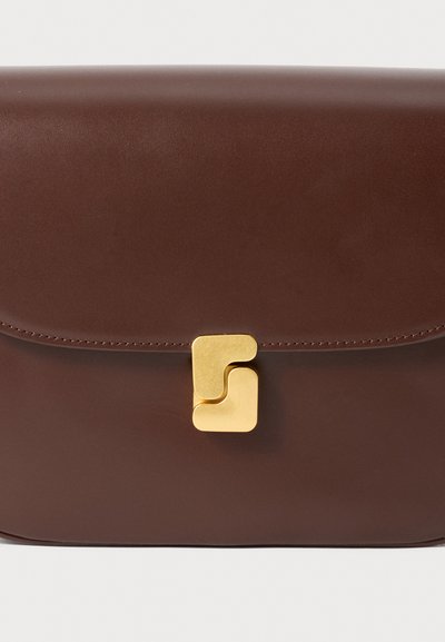Sac à main en cuir marron au texture lisse, avec un fermoir géométrique doré et des coutures minimales le long des bords.