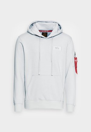 Svetlo siva kapuca iz mehkega blaga, ima sprednji žep, kapuco z vrvico in rdeč poudarek z zadrgo na rokavu.