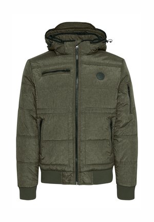 Olijfgroene gewatteerde jas met een rits aan de voorkant, afneembare capuchon, verticale borstzak en twee zijzakken. Getextureerde stof en elastische cuffs.
