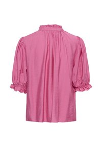 Blouse rose vif avec un col haut froncé et des manches courtes bouffantes, présentant des poignets à volants élastiques, vue de dos.