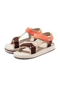 Sandalias de tela marrón y naranja con correas de velcro, una suela texturizada color beige y una plantilla acolchada. Diseño contorneado para mayor comodidad.