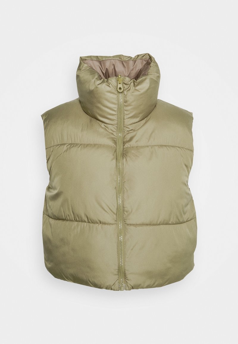 Olijfgroene puffer-vest met een hoge kraag, ritssluiting aan de voorkant en doorgestikt ontwerp. Gladde textuur met een lichte, gewatteerde uitstraling.