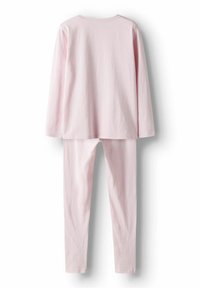 Haut à manches longues rose doux et pantalon long assorti, exposés à plat, adaptés pour le pyjama ou le vêtement d'intérieur.