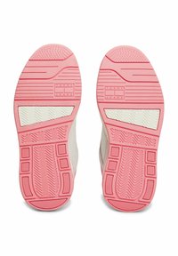 Suole di scarpe in gomma rosa con superfici testurizzate, dotate di un'intersuola bianca e del logo in rilievo "TOMMY JEANS". I motivi geometrici migliorano la presa.