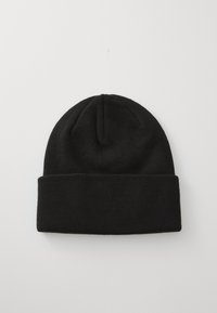 Schwarze Strickmütze mit gerolltem Bündchen und nahtlosem Oberteil. Hergestellt aus weichem, strukturiertem Stoff, geeignet für kaltes Wetter.