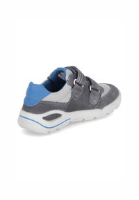 Sneaker in suede grigio e mesh con accenti blu; doppie fasce in Velcro, colletto imbottito e suola testurizzata per aderenza e comfort.
