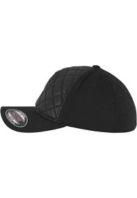 Cappellino da baseball nero con una texture trapuntata sul pannello frontale, un visiera liscia e piatta, e un branding discreto sul lato.