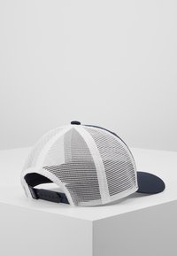 Casquette bleu marine avec un avant structuré et un dos en filet blanc, dotée d'une sangle en plastique réglable et d'une visière arrondie.