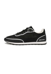 Schwarzer Sportschuh mit Mesh-Obermaterial, weißen Akzenten und Schnürsenkeln. Verfügt über eine kontrastierende Sohle und ein Logo an der Ferse. Leichtes Design.