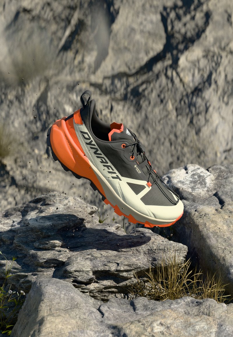 Ελαφριά αθλητικά παπούτσια τρεξίματος σε μαύρο, πορτοκαλί και λευκό. Διαθέτουν υφασμάτινη πάνω με υφή, ενισχυμένο μπροστινό μέρος και επιθετική σόλα για καλύτερη πρόσφυση.