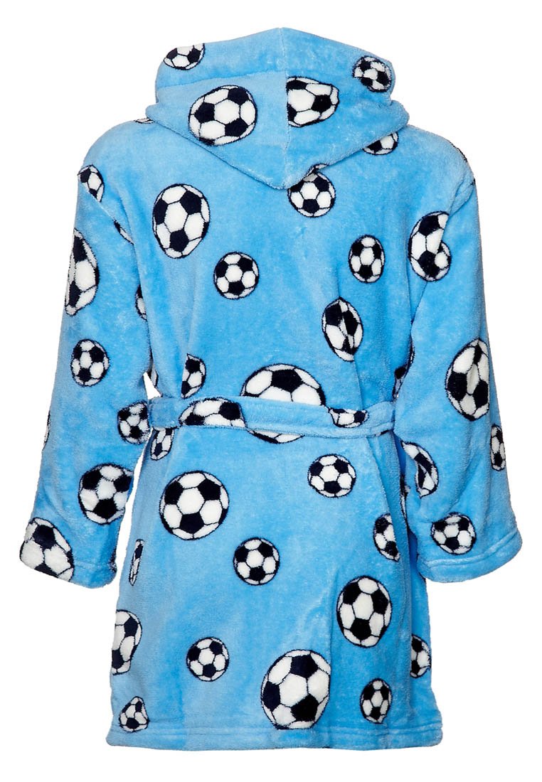 Robe azul com capuz feita de fleece macio, apresentando um padrão de bolas de futebol pretas e brancas. Inclui um cinto combinando e mangas largas.