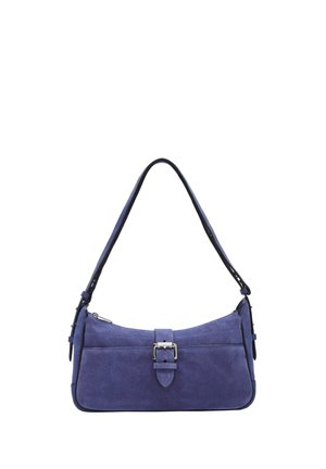 Borsa in suede viola con forma curva, tracolla regolabile e un accento centrale a fibbia. Presenta una chiusura con zip e una texture liscia.