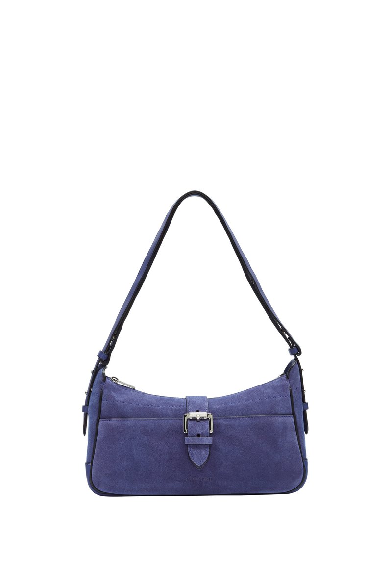 Sac à main en suede violet avec une forme arrondie, une bandoulière ajustable et un accent de boucle centrale. Il dispose d'une fermeture éclair et d'une texture lisse.