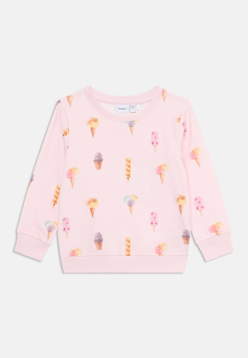 O sweatshirt rosa claro apresenta um padrão de vários cones de gelado e picolés em cores pastel, com punhos e barra canelados. Textura de tecido suave.