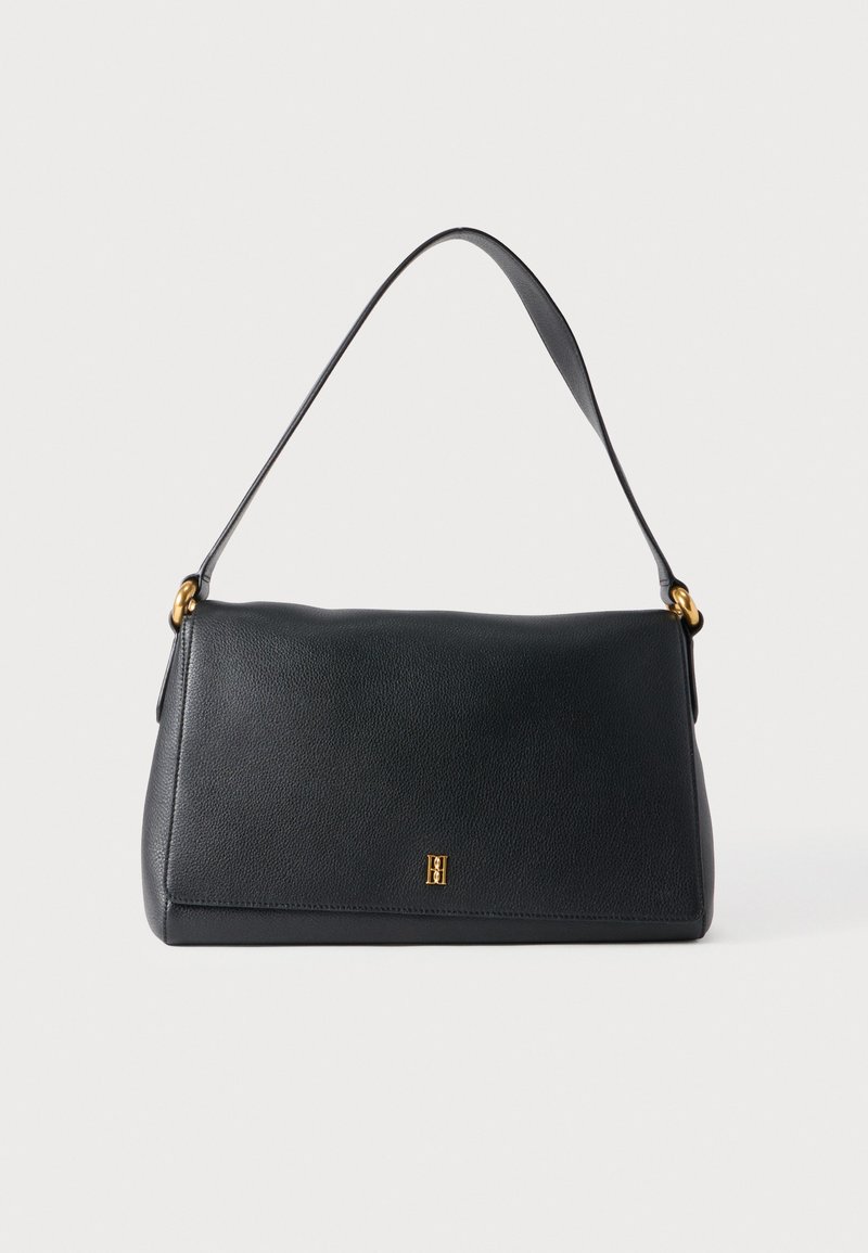 Μαύρο δερμάτινο τσαντάκι ώμου με λεία υφή, δομημένο σχήμα και διακοσμητικό σε χρυσό τόνο. Διαθέτει ένα εμφανές λογότυπο στο μπροστινό μέρος.