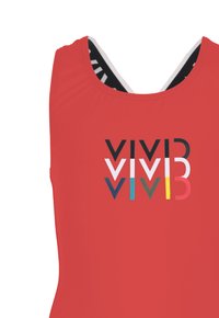 Roter Badeanzug mit Rundhalsausschnitt, versehen mit einem mehrfarbigen "VIVID"-Logo auf der Vorderseite. Die Träger haben ein schwarz-weiß gestreiftes Innenfutter.