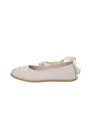 Bailarina plana de color rosa claro con tela suave, cordones de cinta sobre la puntera y un lazo atado en el talón trasero con una suela beige.