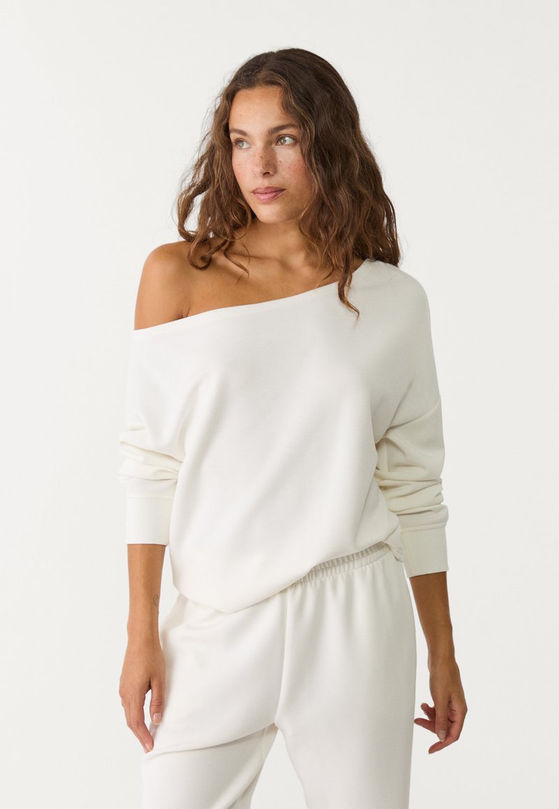 Stradivarius SOFT-TOUCH EXPOSED SHOULDER - Mikina - white
