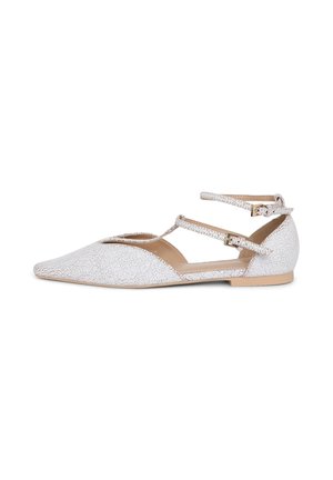 Scarpa flat con punta affusolata in materiale metallico argentato screpolato. Presenta due cinturini alla caviglia con chiusura a fibbia e un interno beige liscio.