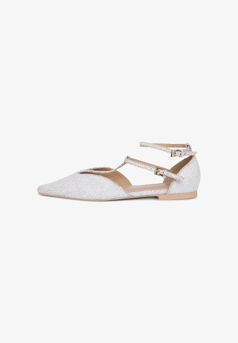 Spitze Ballerinas aus metallisch glänzendem, crackled Silbermaterial. Mit zwei Knöchelriemen und Schnallenverschluss sowie einem glatten beigen Innenfutter.
