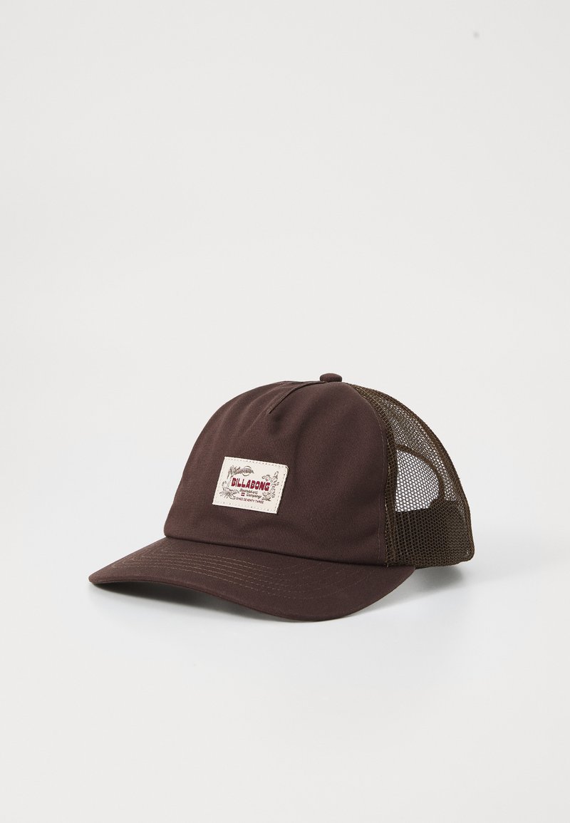 Braune Mütze mit strukturiertem Vorderteil, Mesh-Seitenpaneelen und flacher Krempe. Enthält ein rechteckiges Logopatch auf der Vorderseite.