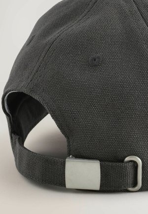 Schwarze Baseballkappe aus Stoff mit strukturierter Oberfläche, verstellbarem Riemen auf der Rückseite mit Metallschnalle, verstärkte Nähte.