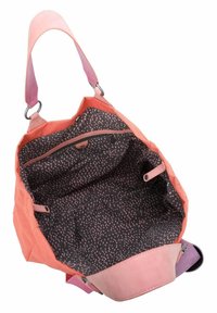 Bolsa de tela grande en color coral con una correa rosa removible. El interior cuenta con una tela oscura forrada con puntos rosas y un bolsillo con cremallera.
