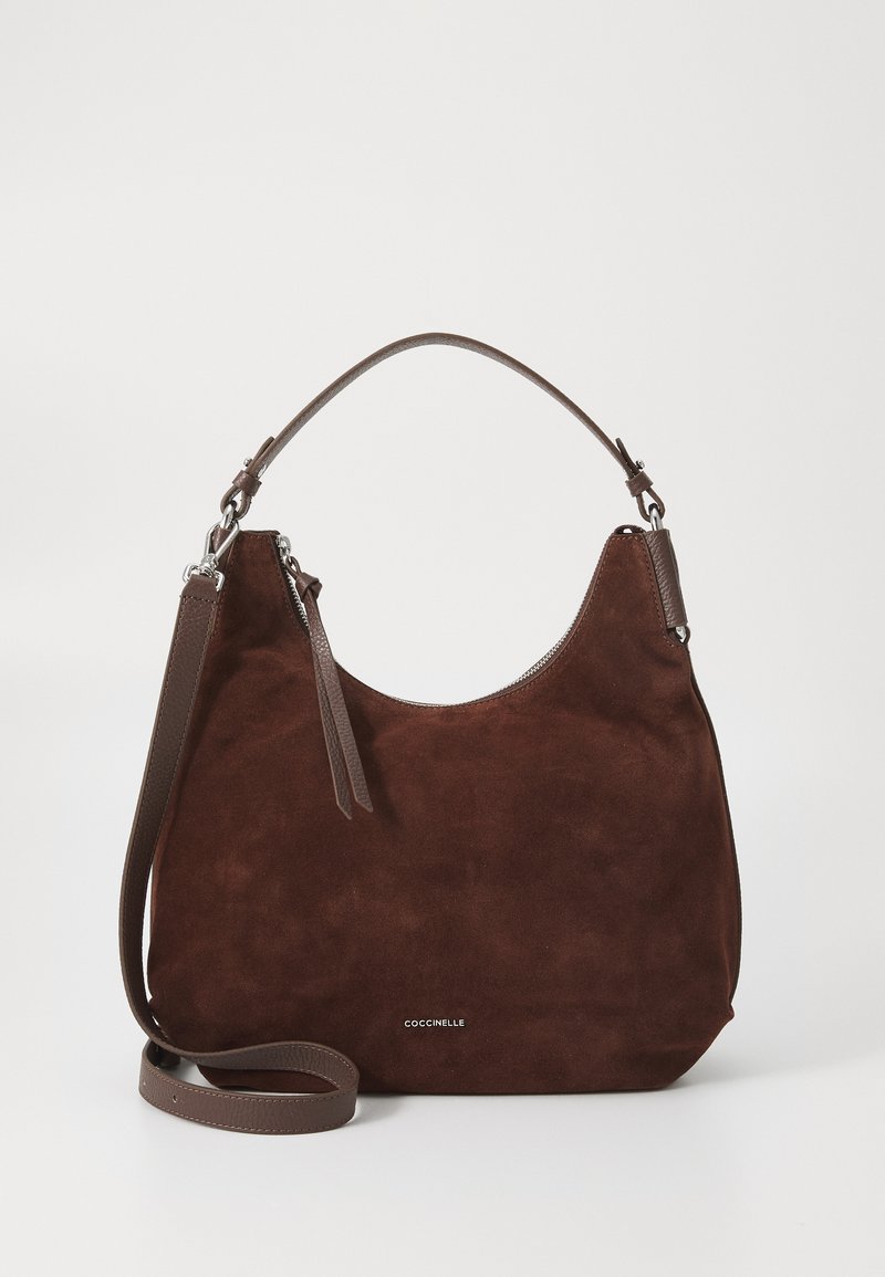 Braune Wildleder-Schultertasche mit einer geschwungenen Form, Ledergriff und einem Reißverschluss. Verfügt über einen verstellbaren Schulterriemen und ein Logodetail auf der Vorderseite.