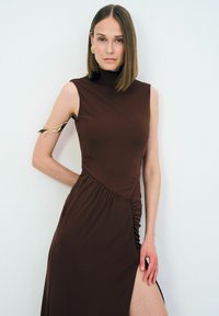 adL SLEEVELESS - Vestito lungo - brown
