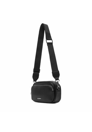 Bolso bandolera negro con correa ancha ajustable, bolsillo frontal con cremallera y detalles metálicos en la cremallera, con la marca "JENNY" en el frente.