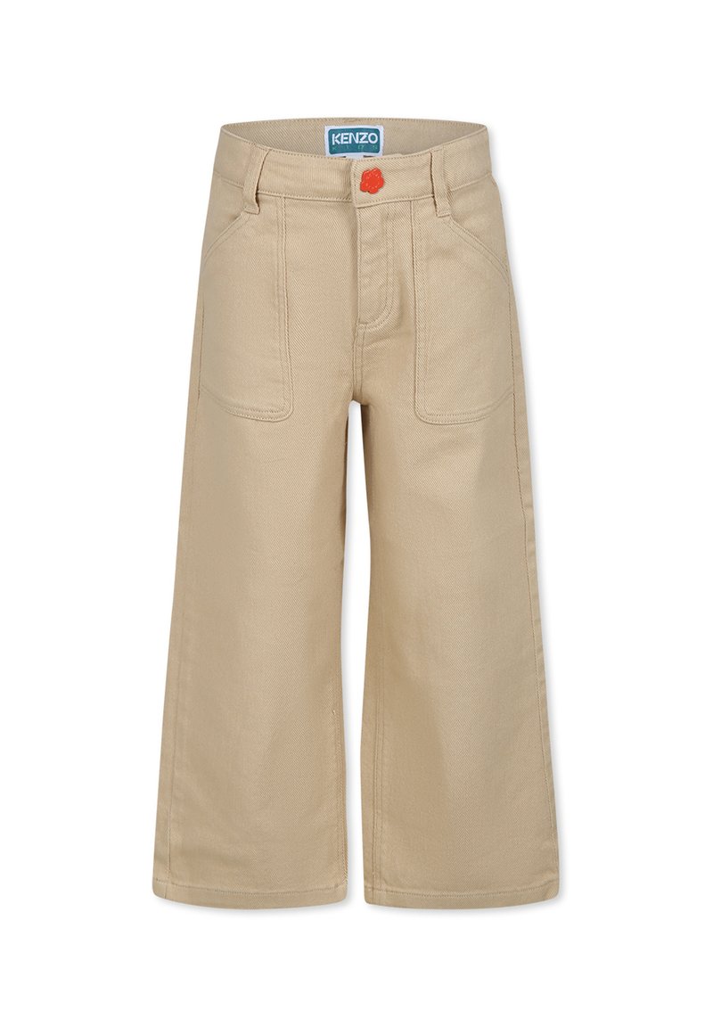 Pantalons en coton beige à pinces larges avec deux poches avant, un bouton décoratif en forme de fleur rouge et une étiquette en logo KENZO bleue sur la taille.