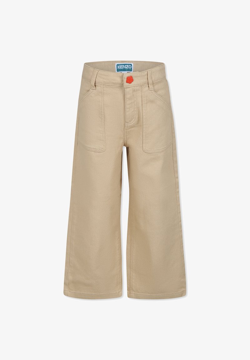 Pantalons en coton beige à pinces larges avec deux poches avant, un bouton décoratif en forme de fleur rouge et une étiquette en logo KENZO bleue sur la taille.